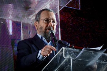 L'ancien Premier ministre israélien Ehud Barak lors d'une manifestation contre le projet de réforme judiciaire du gouvernement , à Tel Aviv