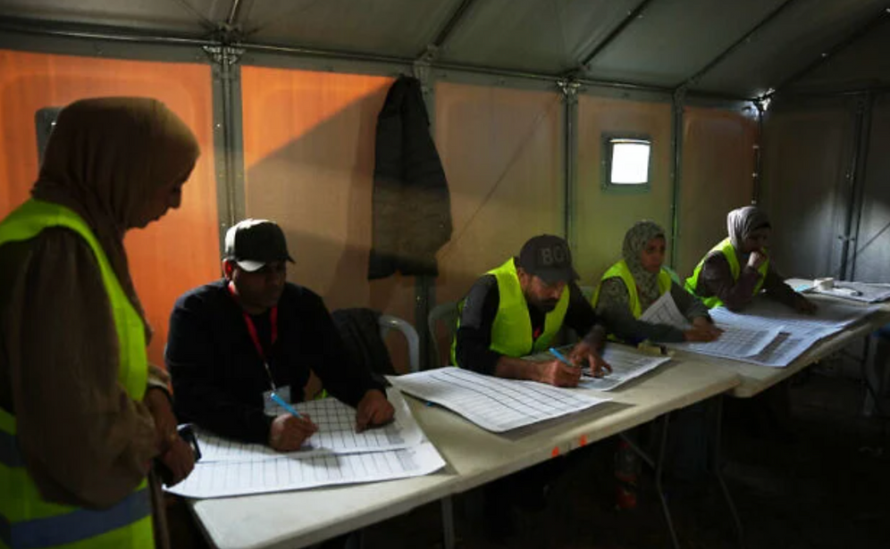 Un comité électoral trie les listes de candidats lors des élections municipales à Deir al-Balah, dans le centre de la bande de Gaza, le samedi 25 avril 2026. 