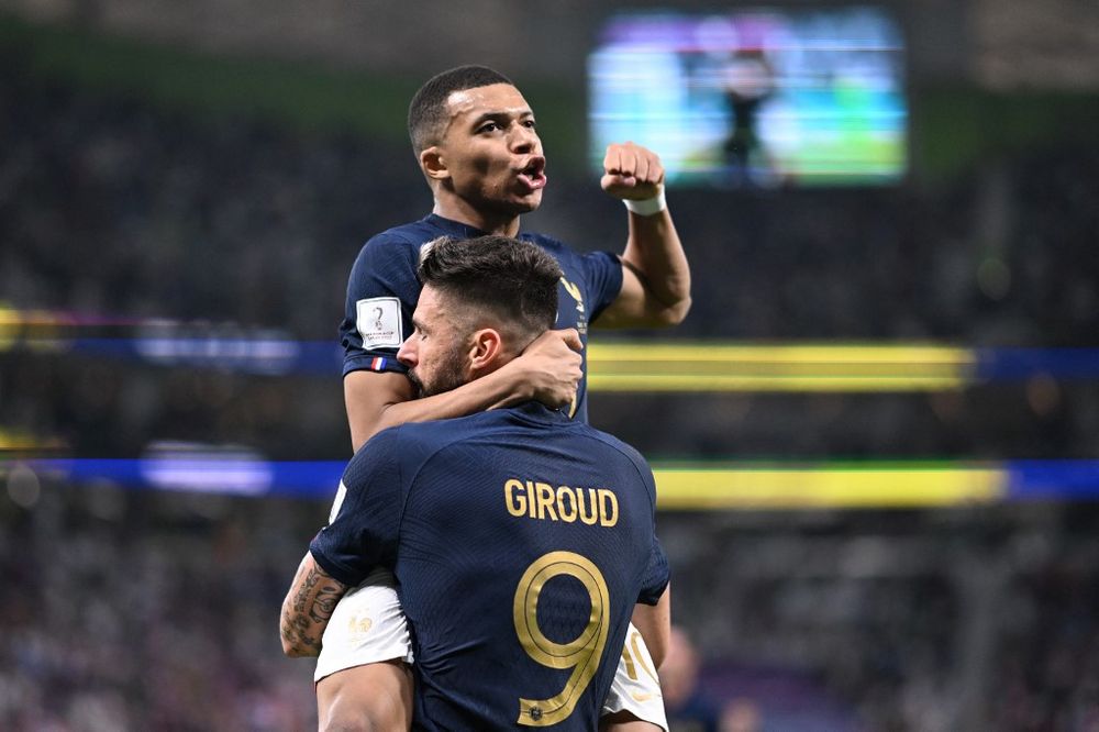 Kylian Mbappé et Olivier Giroud après un but en huitième de finale du Mondial au Qatar contre la Pologne