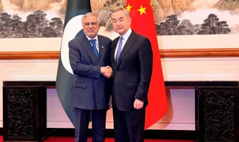 Le vice-Premier ministre et ministre des Affaires étrangères du Pakistan, Mohammad Ishaq Dar (à gauche), est reçu par le ministre chinois des Affaires étrangères, Wang Yi, à la résidence d’État de Diaoyutai à Pékin, le 31 mars 2026.