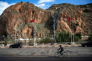 عائلات تتجمع على جانبي الحدود المغربية الجزائرية المغلقة، بالقرب من وجدة، المغرب، الجمعة 5 نوفمبر 2021.