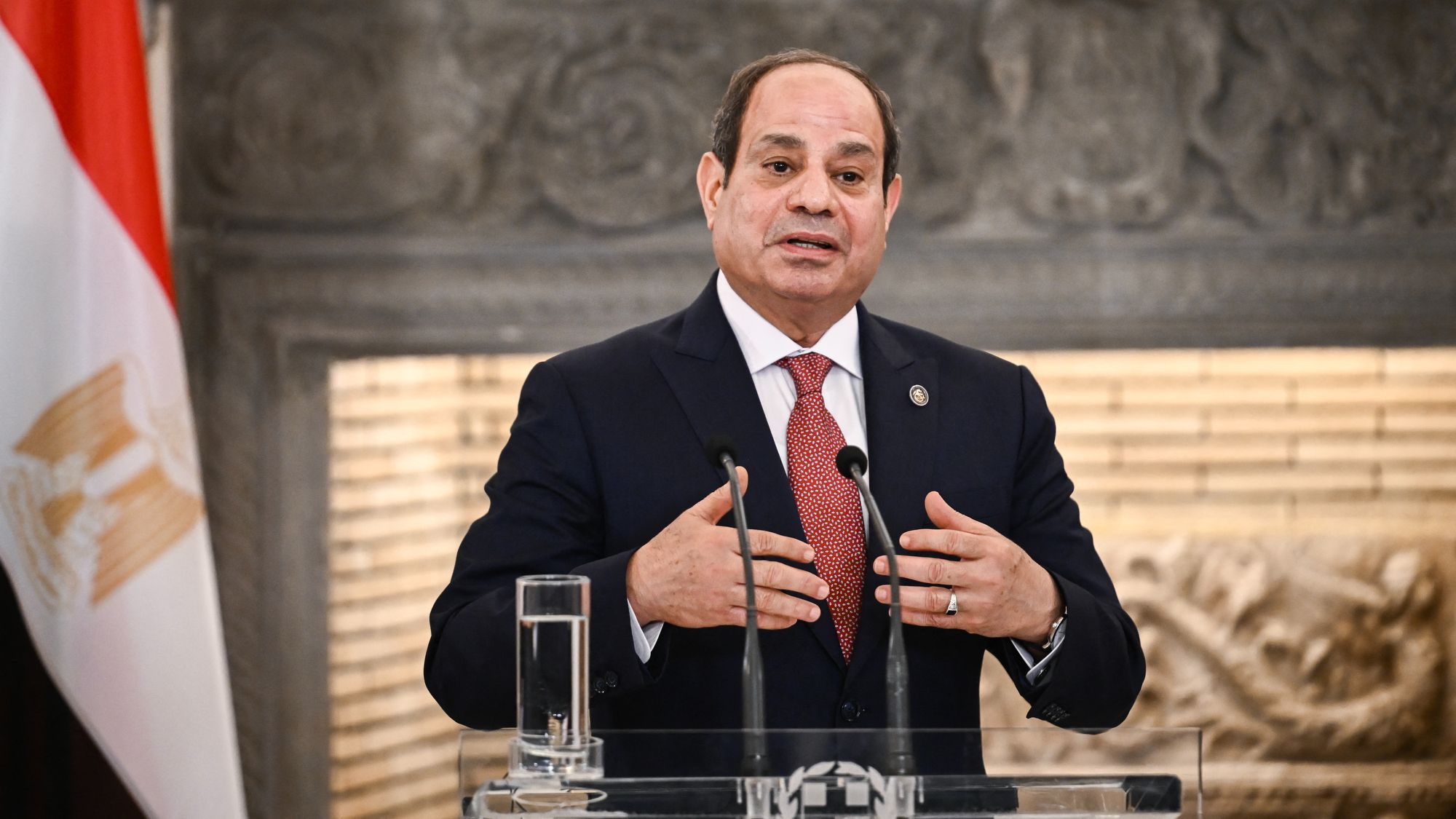 تحرك قانوني ضد السيسي: مطالب بوقف انتخابات البرلمان وحل هيئة الانتخابات