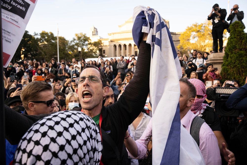 Un manifestant pro-israélien crie contre les partisans palestiniens lors d’une manifestation à l’université de Columbia, à New York.