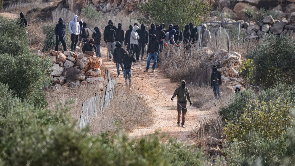 פלאש90 ישראלים רעולי פנים סמוך לרמאללה, בתקרית בה הותקפה עיתונאית ה"וושינגטון פוסט"