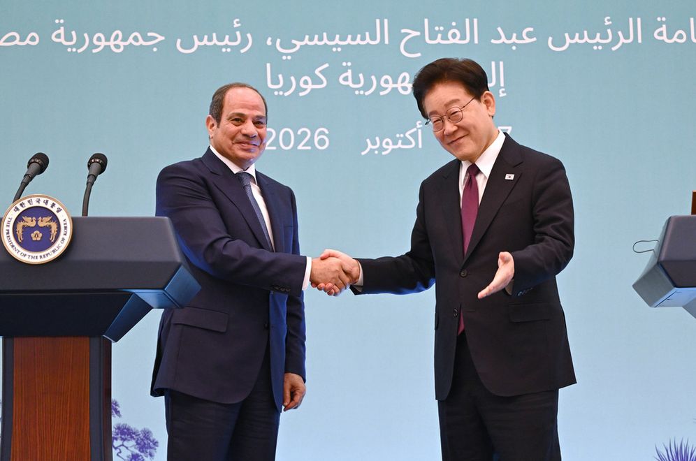 Jung Yeon-je /Pool Photo via AP الرئيس المصري عبد الفتاح السيسي (يساراً) ورئيس كوريا الجنوبية لي جاي-ميونغ خلال اجتماعهما في القصر الرئاسي "البيت الأزرق" في سيول، يوم الخميس 8 أكتوبر 2026.