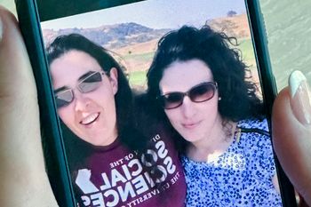 في هذه الصورة الذاتية التي التقطتها في سبتمبر 2018 والتي قدمتها إيما تسوركوف، على اليمين، تظهر هي وإليزابيث تسوركوف في وادي سانتا كلارا، كاليفورنيا