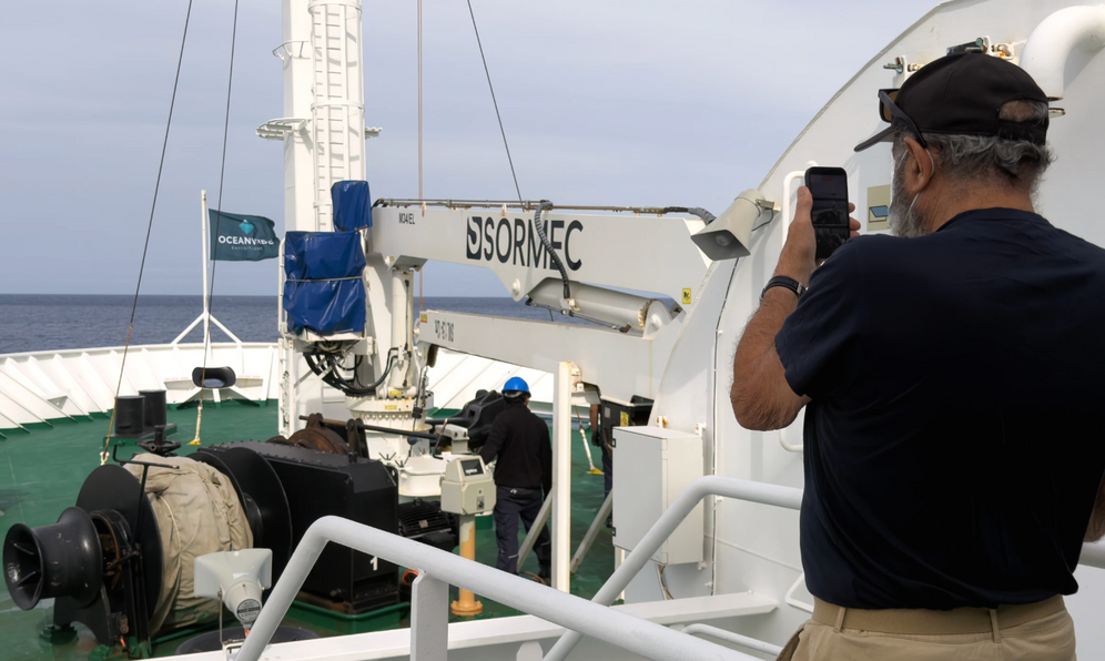 Un passager du navire de croisière MV Hondius, touché par une épidémie de hantavirus, photographie le bateau alors qu’il lève l’ancre à Praia, durant sa traversée vers le port espagnol de Tenerife, le 6 mai 2026.