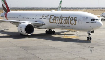 Un avion de la compagnie Emirates sur le tarmac

