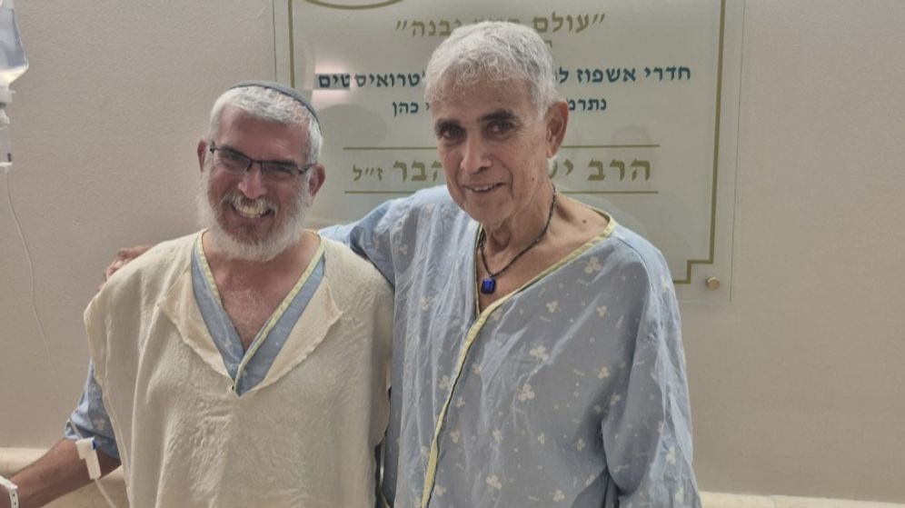 Clalit-Beilinson Hospital Reuven (right) and Yonatan (left) recover at Clalit-Beilinson Hospital following the kidney transplant.