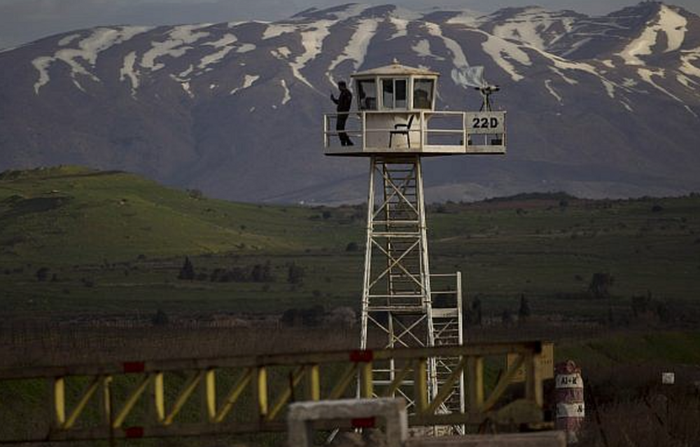 Un soldat de l'ONU monte la garde sur une tour au passage de Quneitra entre la Syrie et le plateau du Golan, le vendredi 8 mars 2013