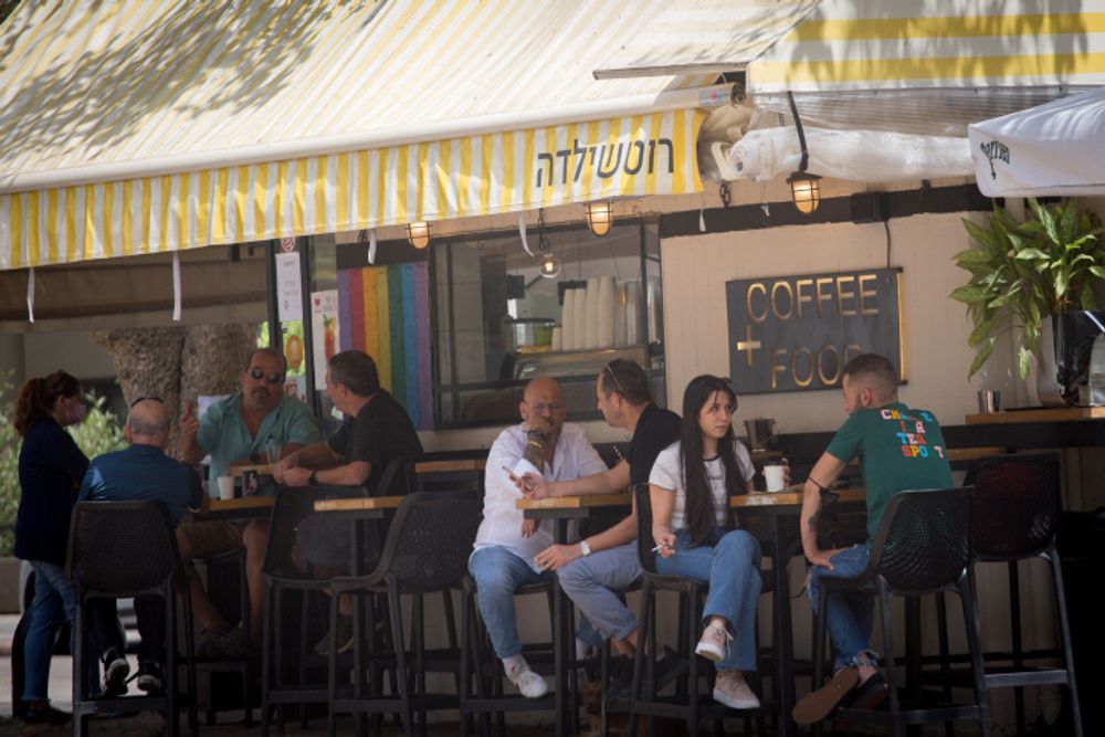 Israelis in a cafe in Tel Aviv, on April 07, 2021.