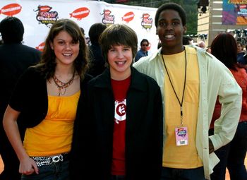 ويستوود، كاليفورنيا - 2 أبريل: (من اليسار إلى اليمين) الممثلون ليندسي شو، وتايلور تشيس، ودانيال كورتيس لي من طاقم مسلسل "دليل نيد السري للبقاء على قيد الحياة في المدرسة" يصلون إلى حفل توزيع جوائز اختيار الأطفال السنوي الثامن عشر في قاعة باولي بجامعة كاليفورنيا في لوس أنجلوس في 2 أبريل 2005 في ويستوود، كاليفورنيا.