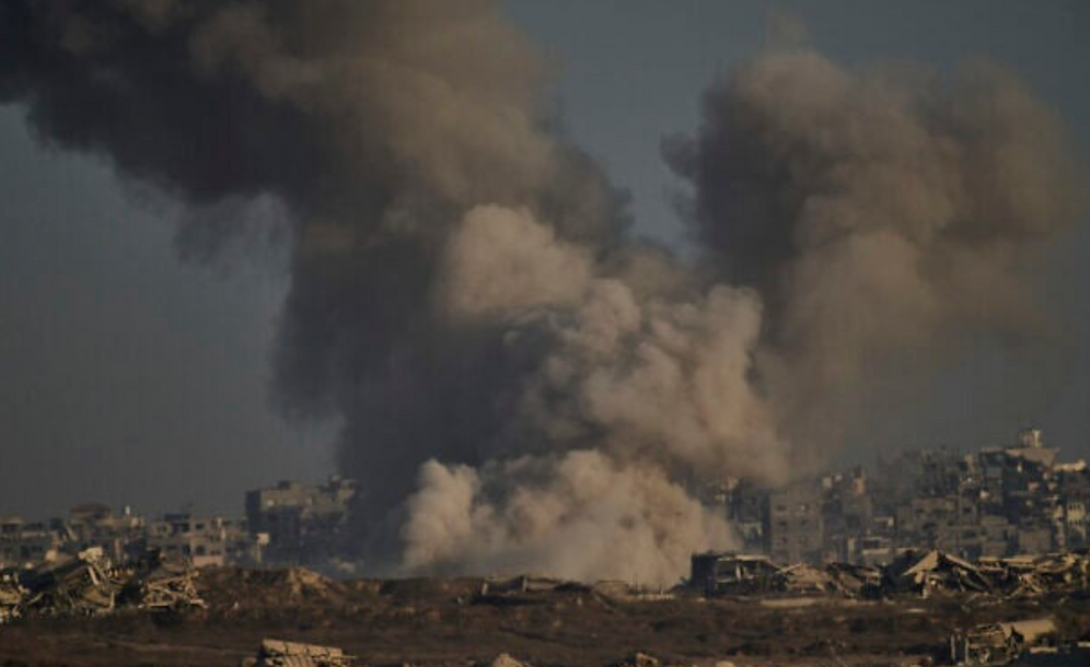 AP Photo/Leo Correa De la fumée s'élève dans le ciel à la suite d'une frappe militaire israélienne dans le nord de la bande de Gaza, vue depuis le sud d'Israël, le 30 août 2025.
