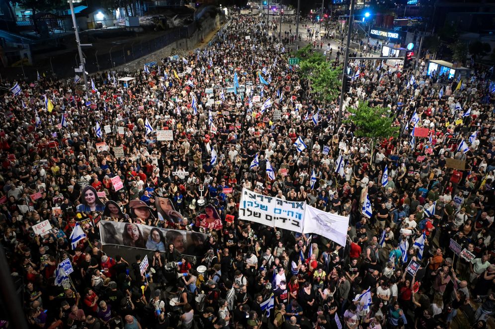 Avshalom Sassoon/Flash 90 Protests in support of the deal to return the abductees near the Ministry of Security headquarters in Tel Aviv, 24.8.3