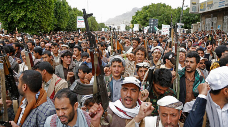 Illustration : Des partisans houthis scandent des slogans lors d'un rassemblement marquant les huit ans de la coalition dirigée par l'Arabie saoudite, le 26 mars 2023, à Sanaa, au Yémen.