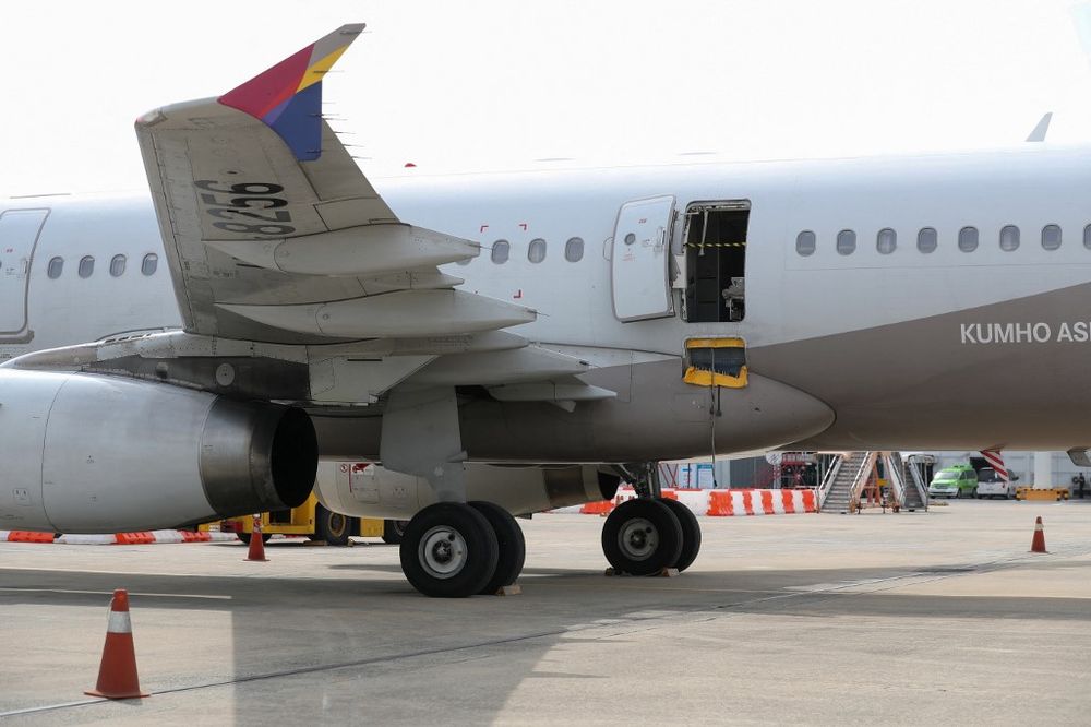 Une porte ouverte d'un avion d'Asiana Airlines à l'aéroport international de Daegu à Daegu le 26 mai 2023, après qu'elle a été ouverte manuellement par un passager à seulement 200 mètres au-dessus du sol
