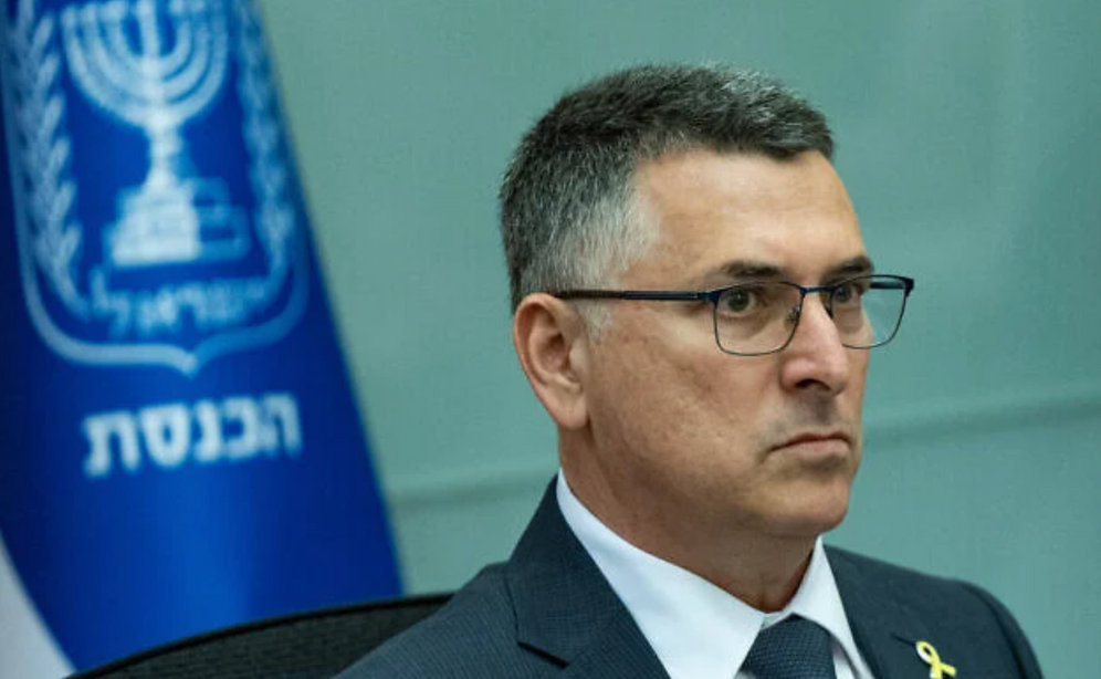 Le ministre des Affaires étrangères Gideon Sa'ar assiste à une réunion de la commission de la défense et des affaires étrangères à la Knesset, le 2 décembre 2025. 