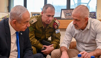 Le Premier ministre Benjamin Netanyahou (à gauche) rencontre le chef du Shin Bet, Ronen Bar (à droite), et son adjoint pour une réunion de travail, le 18 avril 2024.