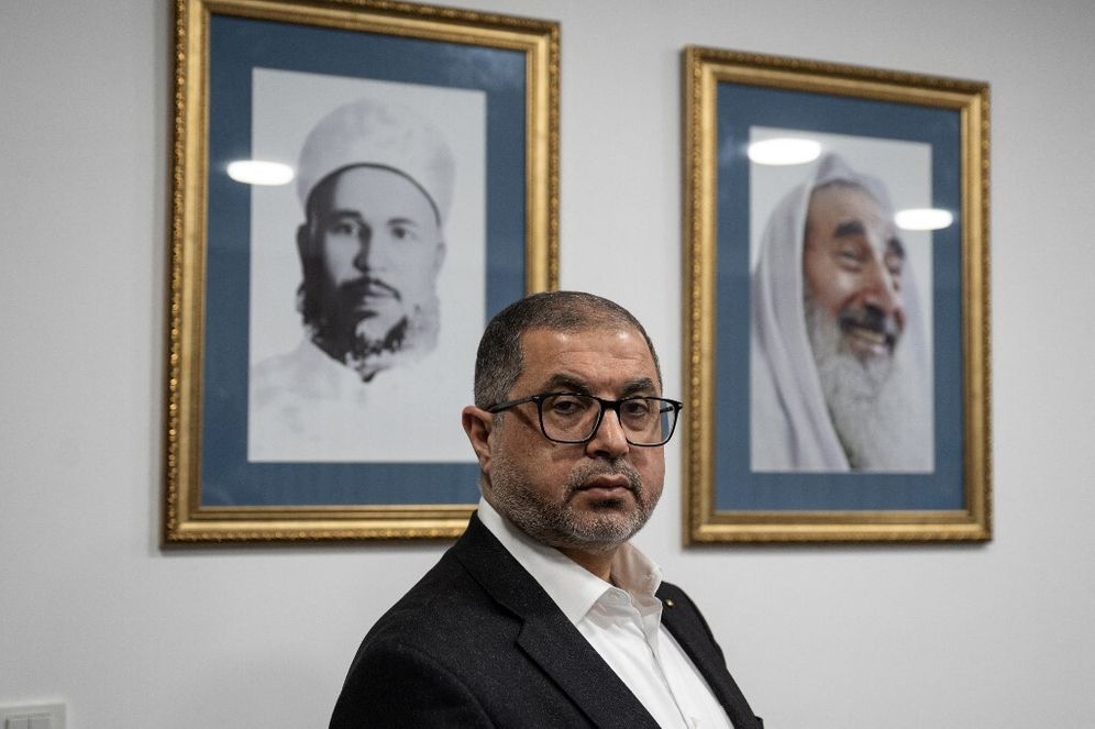 Bassem Naim, cadre du Hamas, pose devant les portraits d'Izz ad-Din al Qassam (à gauche) et d'Ahmed Yassine (à droite)