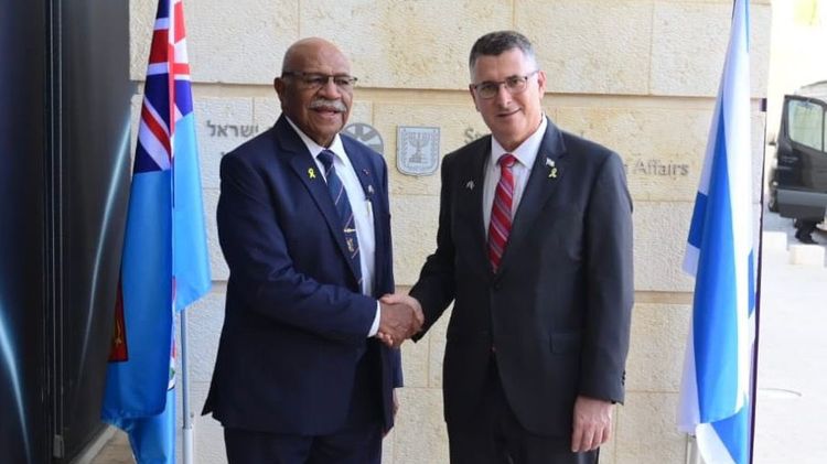 Le ministre israélien des Affaires étrangères, Gideon Sa'ar et le Premier ministre et ministre des Affaires étrangères fidjien, Sitiveni Rabuka