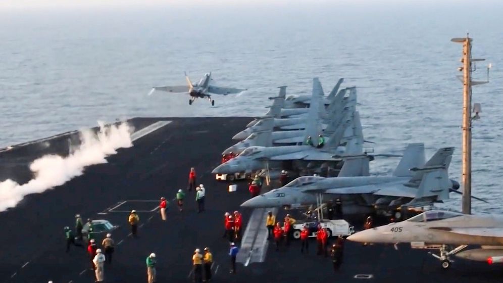 حاملة طائرات أمريكية