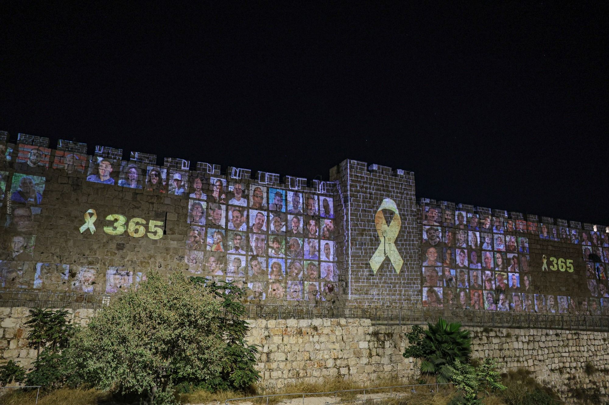 שנה למלחמה: תמונות החטופים הוקרנו על חומות העיר העתיקה בירושלים - i24NEWS