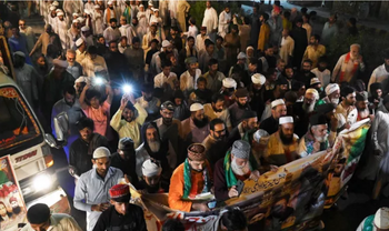 Des fidèles musulmans participent à une procession religieuse dans une rue de Lahore, le 28 septembre 2023, à l'occasion de l'Eid-e-Milad-un-Nabi, l'anniversaire de la naissance du prophète Mahomet.