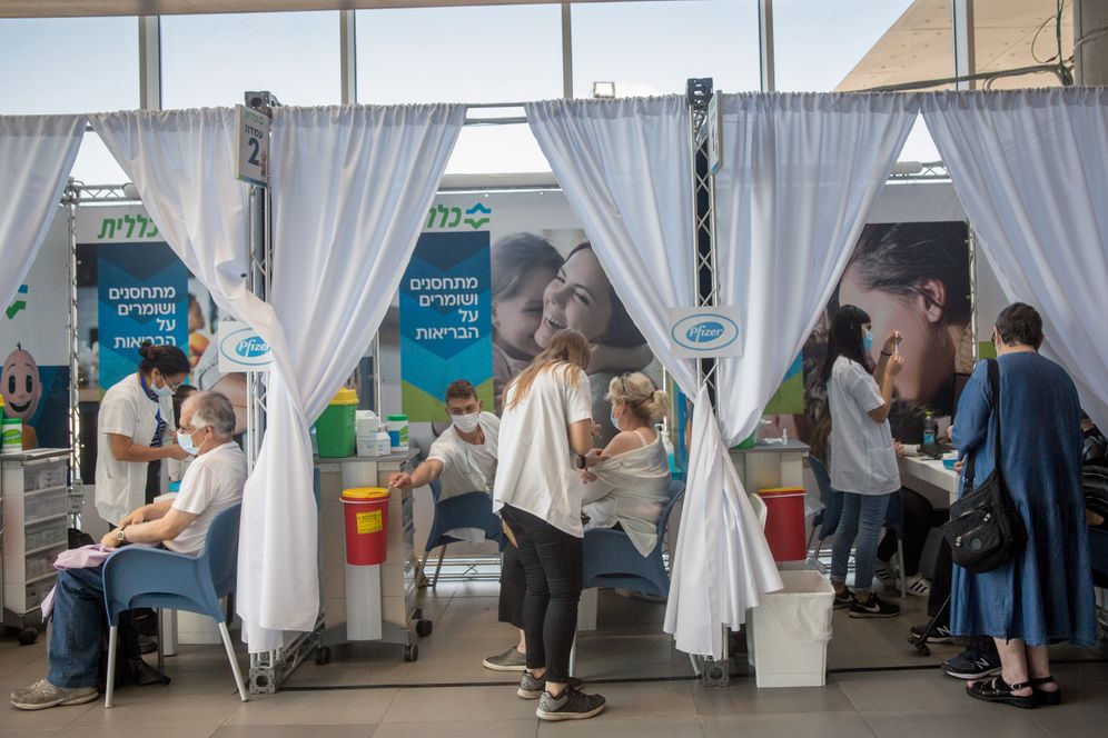 Des personnes de plus de 60 ans reçoivent une troisième dose du vaccin contre le Covid-19 à Tel Aviv, le 10 août 2021