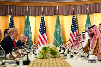 الرئيس دونالد ترامب يلتقي ولي العهد السعودي الأمير محمد بن سلمان خلال إفطار عمل على هامش قمة مجموعة العشرين في أوساكا، اليابان، السبت 29 يونيو 2019