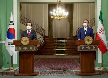 Iran's Vice-President Eshaq Jahangiri (right) and South Korea's Prime Minister Chung Sye-kyun during a joint press conference in Tehran on April 11, 2021.
