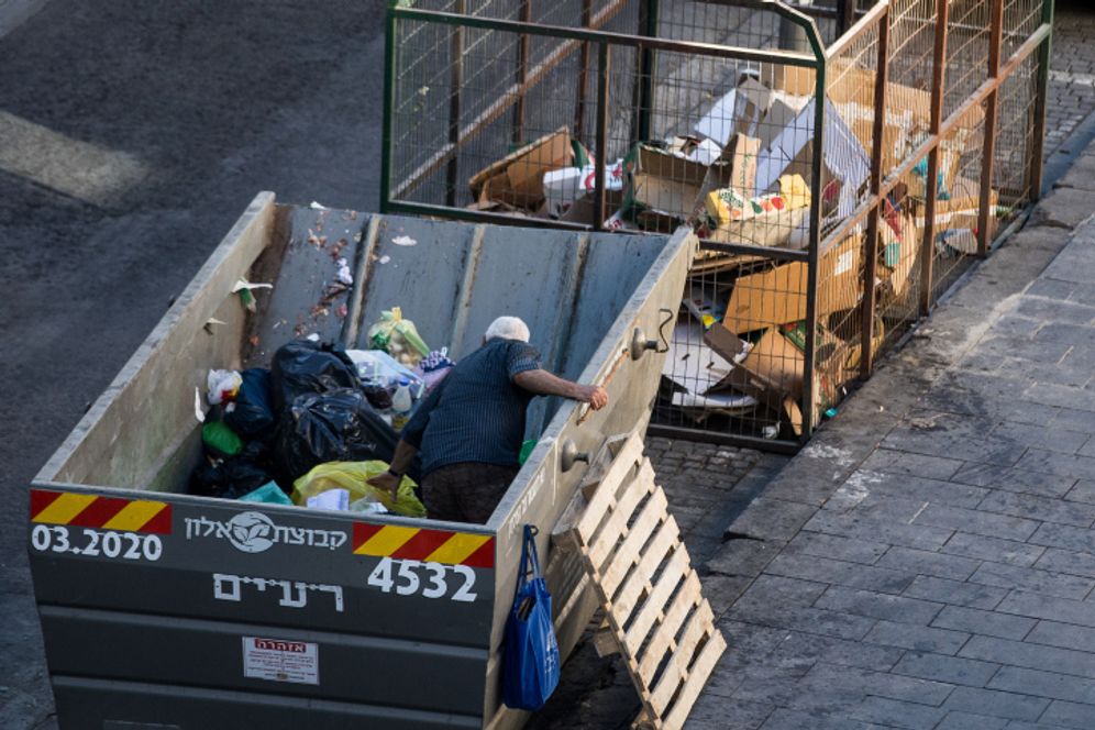 Illustration - Un Israélien fouille les poubelles à Jérusalem, Israël