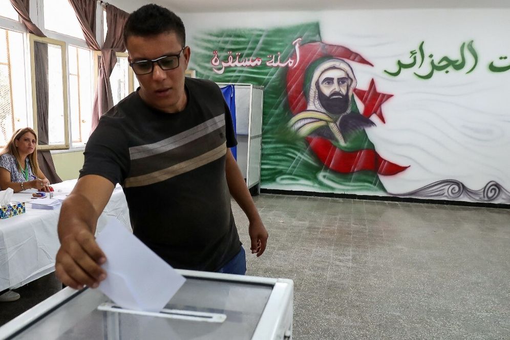 AFP رجل جزائري يدلي بصوته في مركز اقتراع خلال الانتخابات الرئاسية في الجزائر العاصمة في 7 سبتمبر 2024..