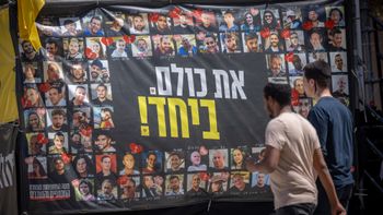 Portraits des otages sur la place des otages, à Tel Aviv