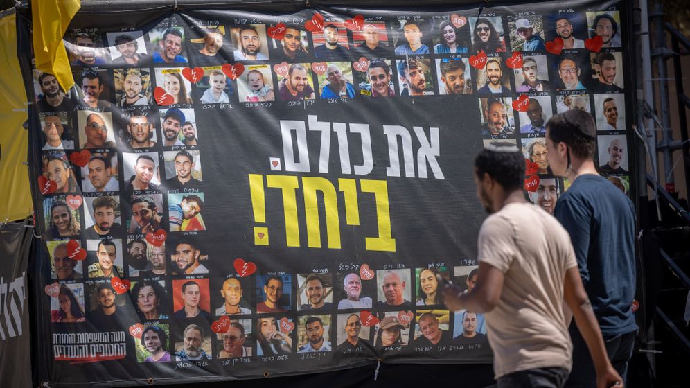 Portraits des otages sur la place des otages, à Tel Aviv