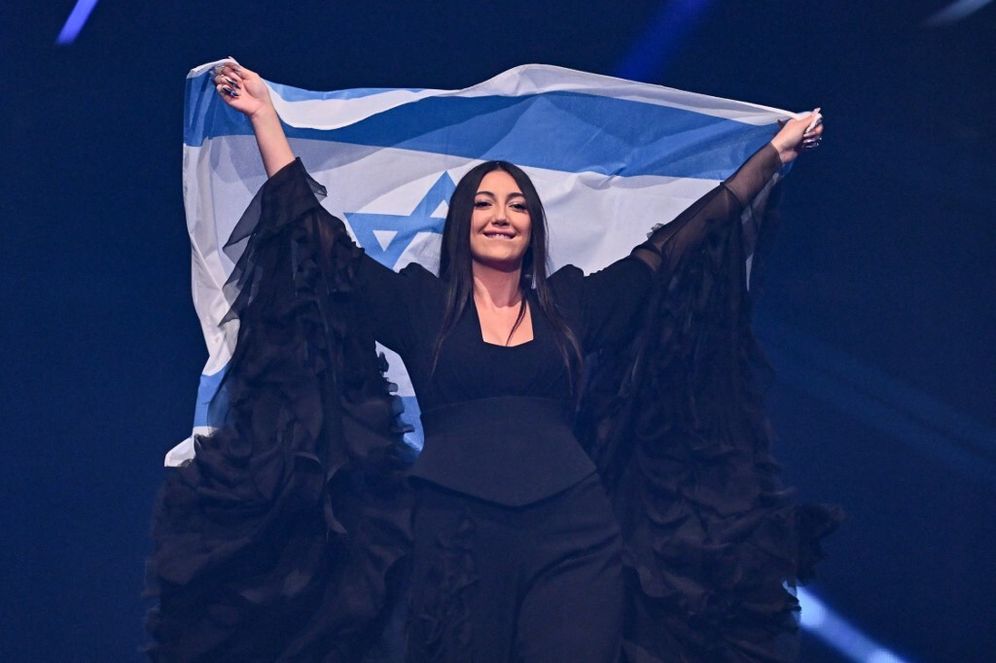 La chanteuse israélienne Yuval Raphael défile avec son drapeau lors de l'Eurovision à Bâle, le 16 mai 2025.


