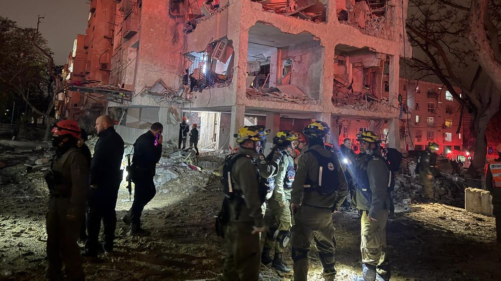 דובר צה"ל כוחות פיקוד העורף בזירת הפגיעה הישירה בערד, הערב