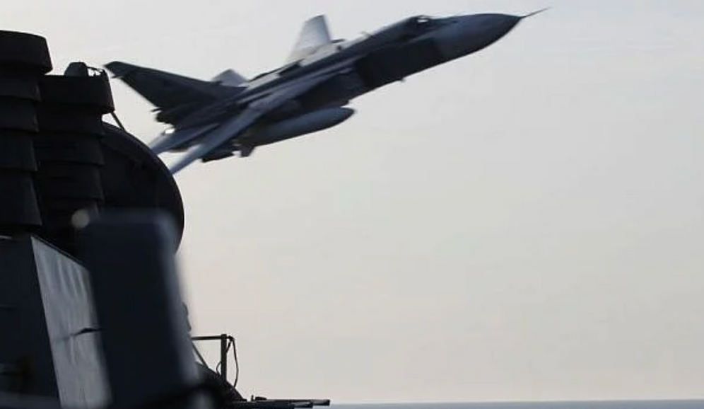 US Navy طائرة هجومية روسية من طراز سوخوي سو-24 تقوم بجولة على ارتفاع منخفض جداً بالقرب من حاملة الطائرات الأمريكية دونالد كوك في المياه الدولية لبحر البلطيق في 12 أبريل 2016.