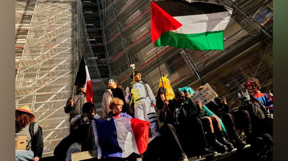 Des drapeaux palestiniens dans les rues de Paris le 31 octobre 
