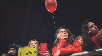 Des milliers de personnes se rassemblent sur la place Rabin à Tel-Aviv dans le cadre d'une grève nationale pour protester contre les violences faites aux femmes, le 4 décembre 2018
