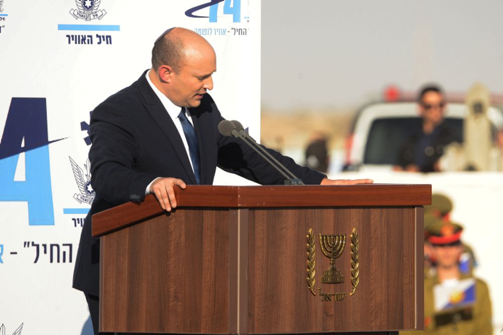 Le Premier ministre israélien Naftali Bennett lors d'une cérémonie de remise de diplômes aux soldats ayant suivi le cours de pilotage de l'armée, à la base aérienne de Hatzerim, le 23 juin 2022.
