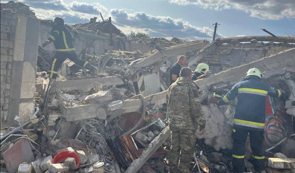 آثار غارة جوية روسية على قرية جروزا في منطقة كوبيان بأوكرانيا.