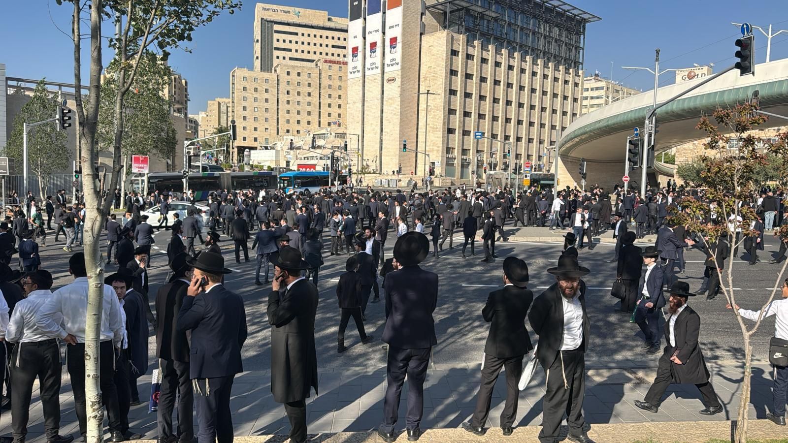 Des orthodoxes bloquent l’entrée de Jérusalem pour protester contre l’arrestation de réfractaires au service militaire