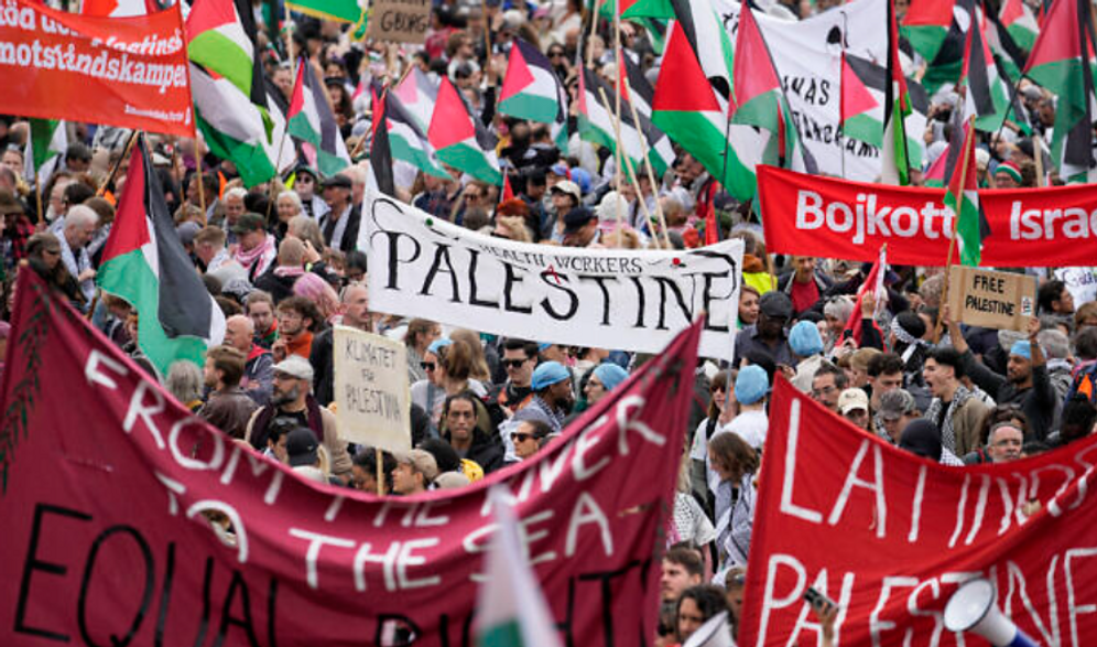 Des personnes portent des banderoles et des drapeaux palestiniens lors d'une manifestation anti-israélienne contre la participation d'Israël à l'Eurovision avant la deuxième demi-finale du Concours Eurovision de la chanson à Malmö, en Suède, le jeudi 9 mai 2024.