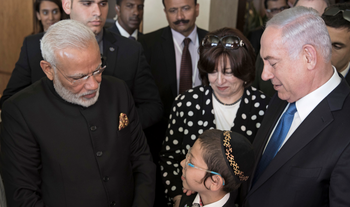 Narendra Modi et Benyamin Netanyahou rencontrent Moshe Holtzberg, un garçon israélien dont les parents ont été tués lors de l'attaque terroriste perpétrée le 26 novembre 2008 à Mumbai Chabad House le mercredi 5 juillet 2017.