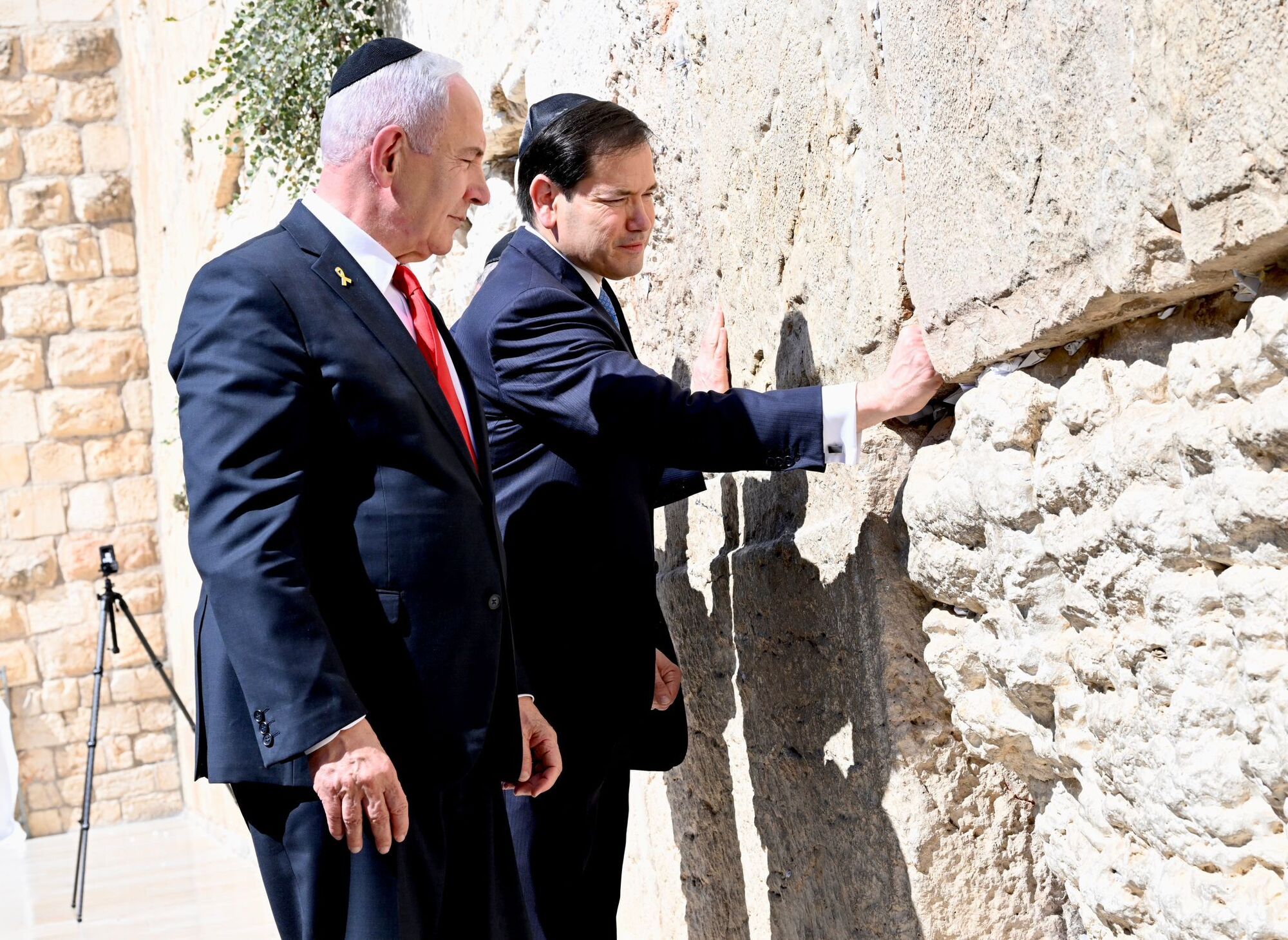 Le secrétaire d’État américain en visite au Mur occidental aux côtés de Benjamin Netanyahou