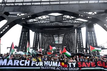 مسيرة حاشدة مؤيدة للفلسطينيين في سيدني، أستراليا، اليوم.