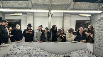 Les anciens otages Segev Kalfon, Matan Angrest, Nimrod Cohen et Bar Kuperstein sur la tombe du rabbi de Loubavitch à New York