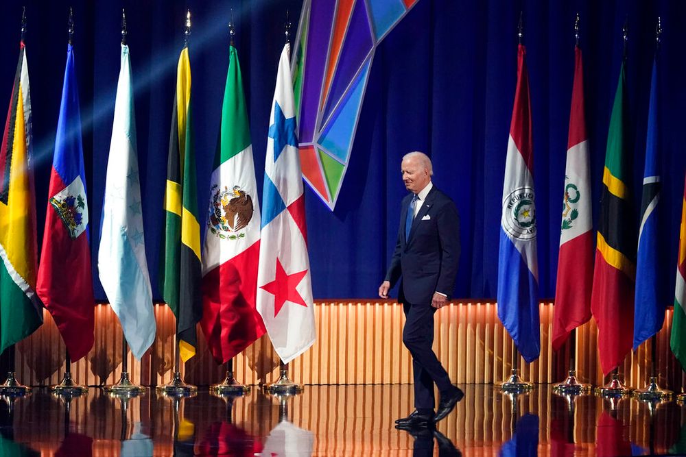 الرئيس الأمريكي جو بايدن يصعد إلى المنصة للتحدث خلال حفل الافتتاح في قمة الأمريكتين في كاليفورنيا ، الولايات المتحدة ، في 8 يونيو 2022.