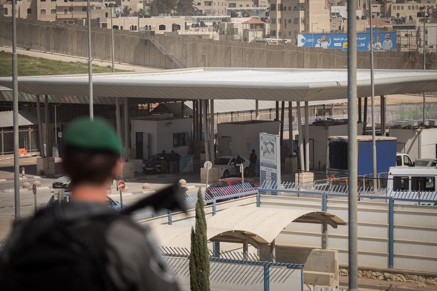 Illustration - Des gardes-frontières israéliens près du poste de contrôle de Qalandiya, en Cisjordanie, le 27 mars 2018