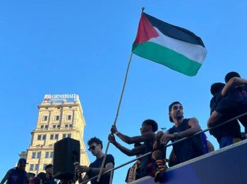 خلال احتفالات برشلونة بالفوز بالبطولة: لوّح الأمين يامال بالعلم الفلسطيني